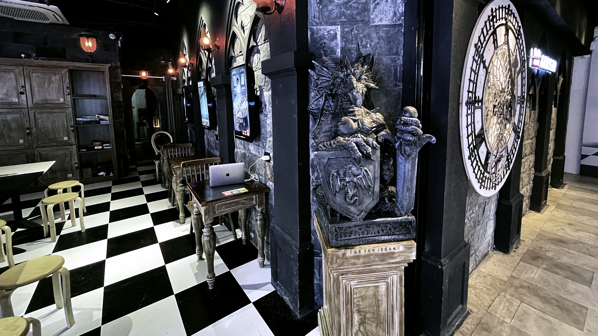 ダークエスケープのセットと店舗の写真
